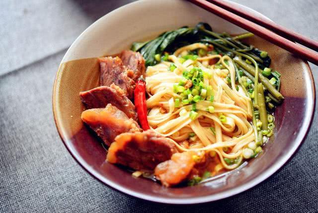 家里炒面为何没有饭店香？原来是少了这一步，难怪面条粘连不好吃